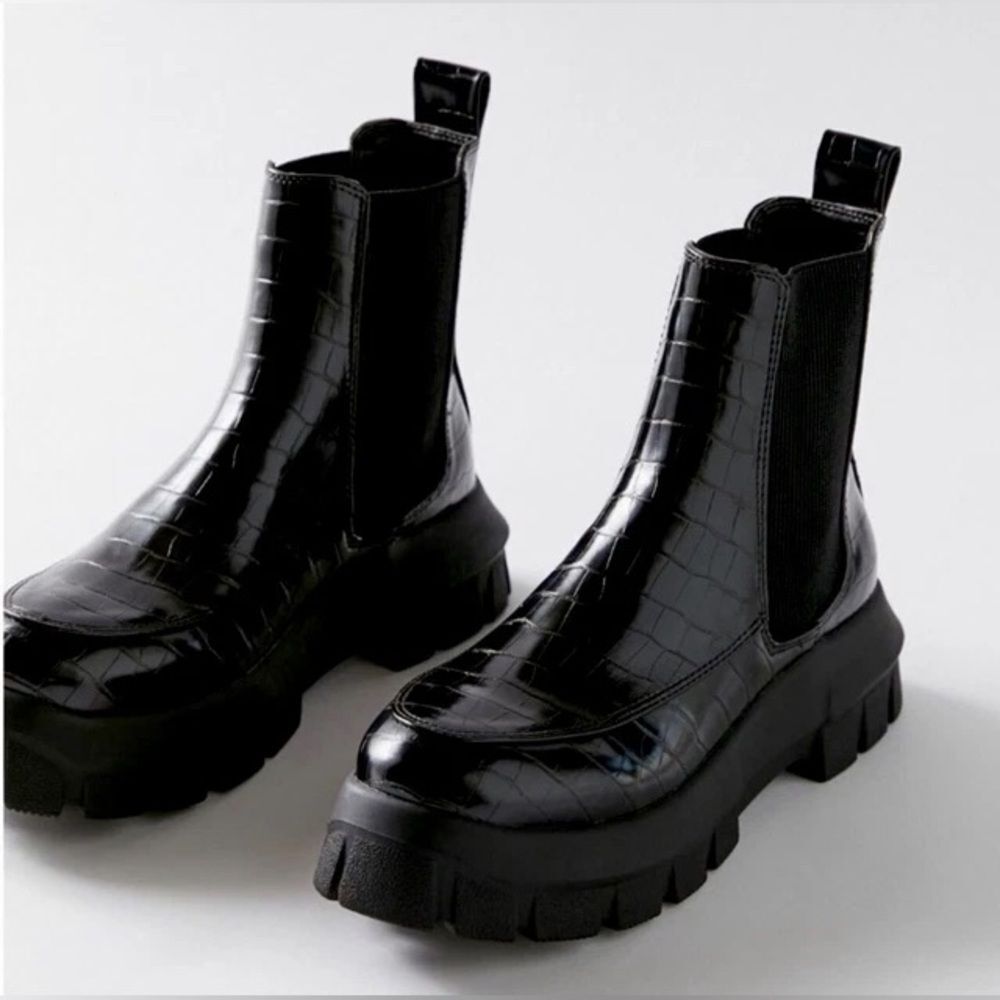 Brand New Urban Outfitters Eden Chelsea Black Platform Boots Size 8